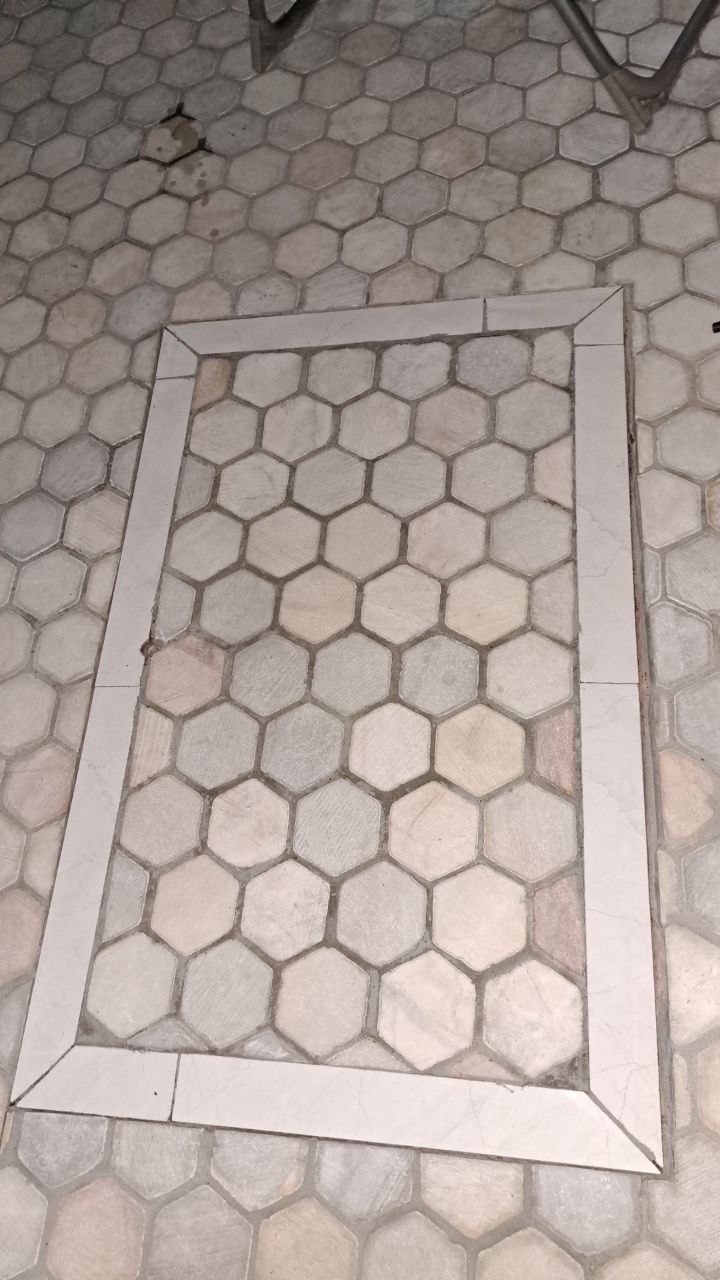 Люк под брусчатку